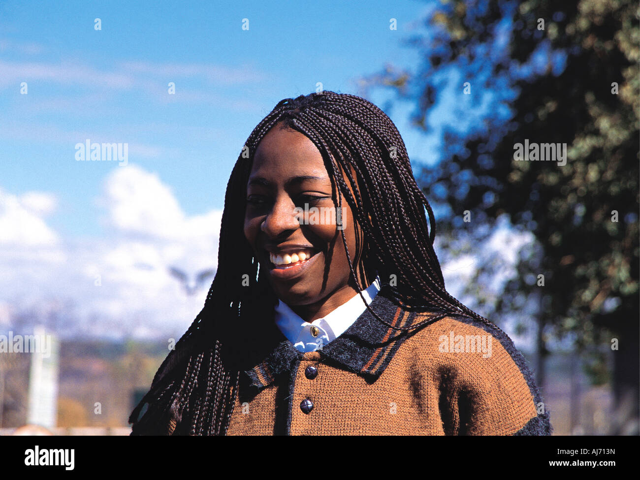 Porträt der freundlichen Dame Zollbeamten auf der sambischen Seite der Brücke in Victoria Falls, Sambia Stockfoto