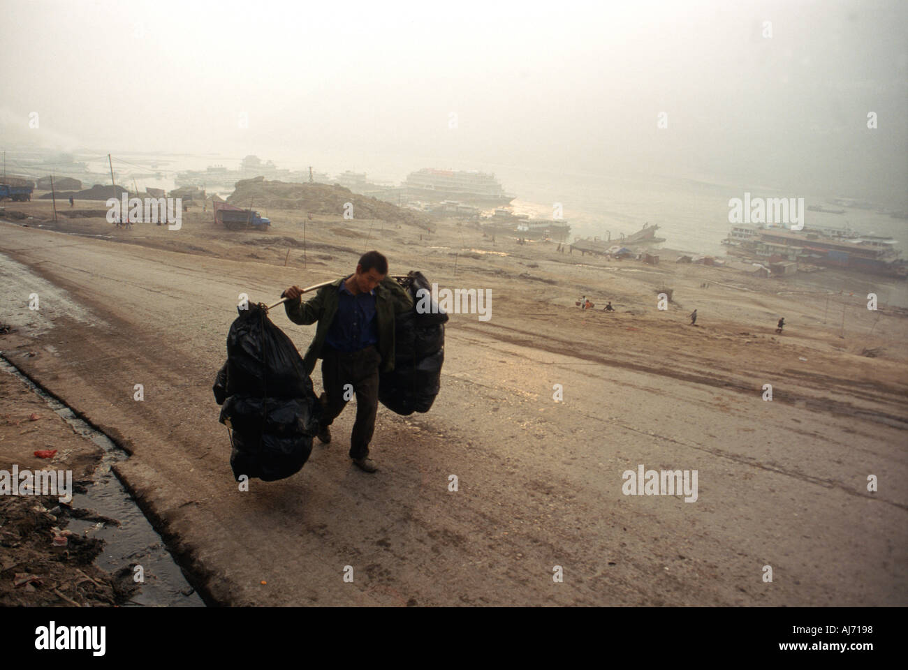 Chinesische Porter in Wushan Chongqing durch den Fluss Yangzy Stockfoto