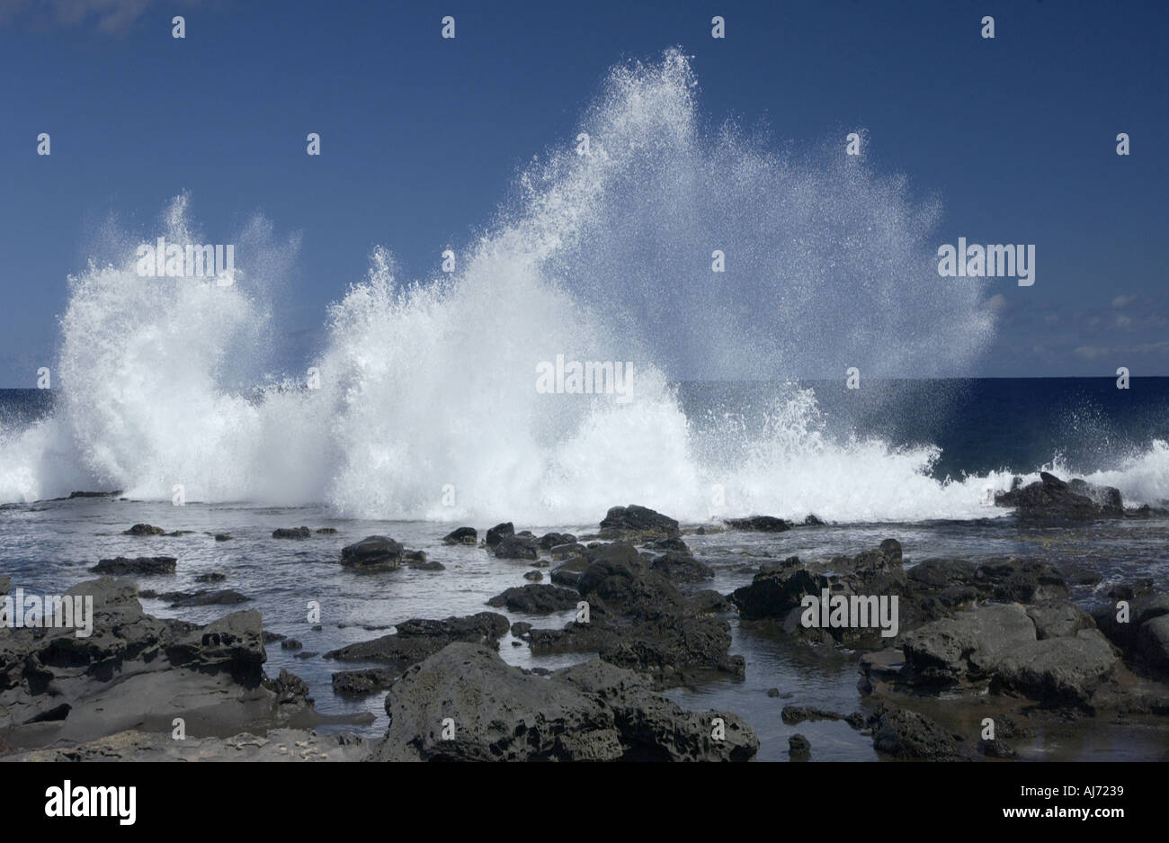 Wave Zerschlagung in der vulkanischen Lava Küstenlinie der Osterinsel aus Chile im Süd-Pazifik Stockfoto