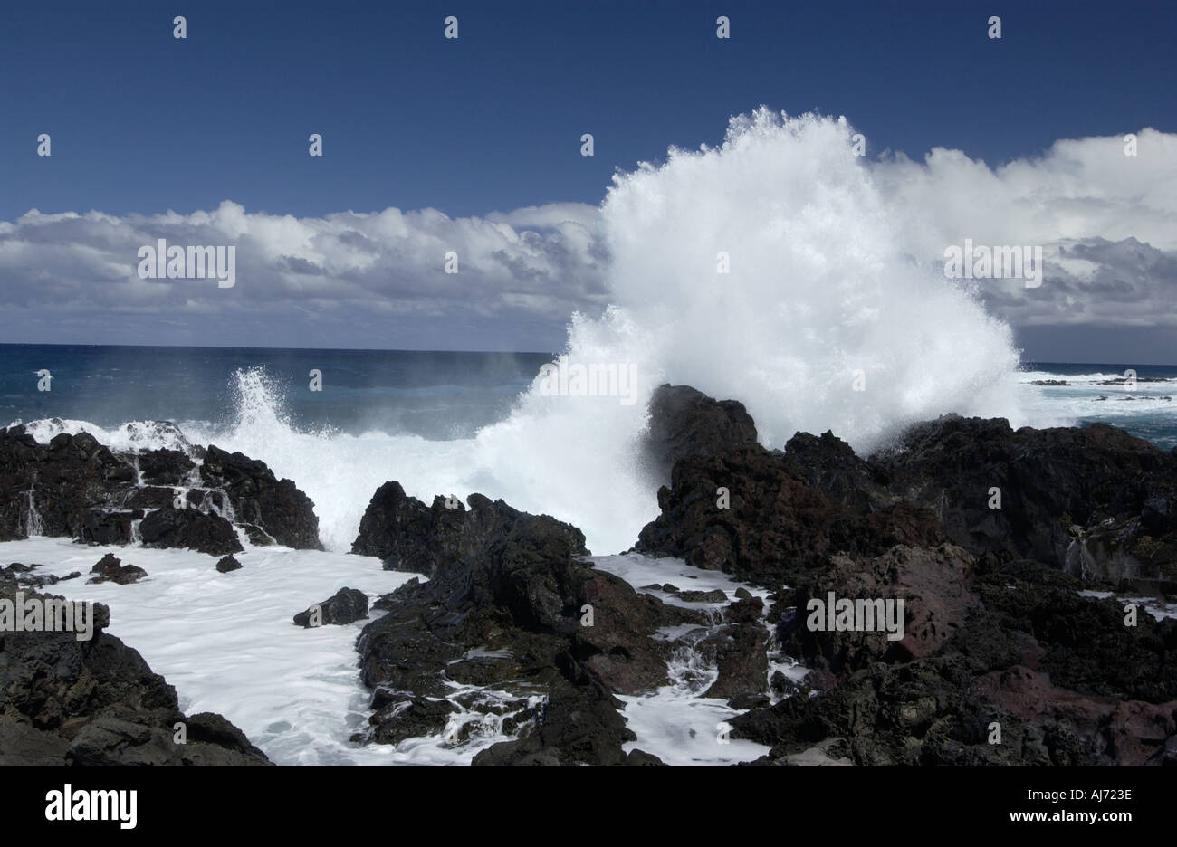 Wellen, die auf den vulkanischen Felsen der Osterinsel im Südpazifik Stockfoto