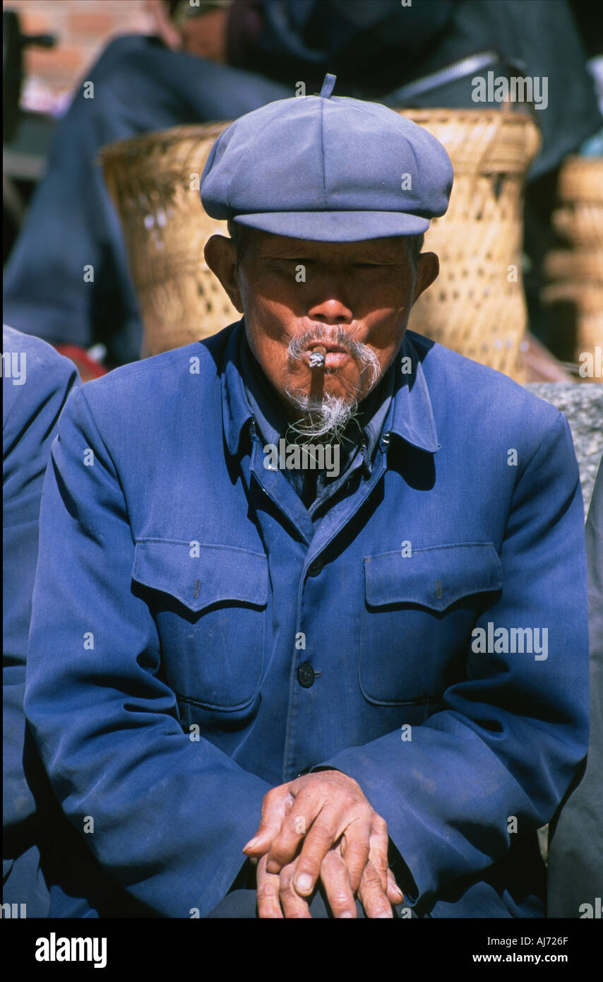 Porträt eines alten chinesischen Mannes Rauchen Stockfoto