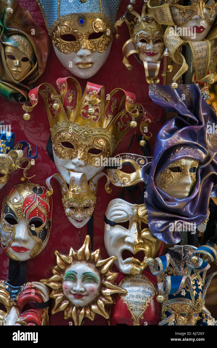 Bunten Karnevalsmasken auf eine Ladenfront in Venedig Stockfoto