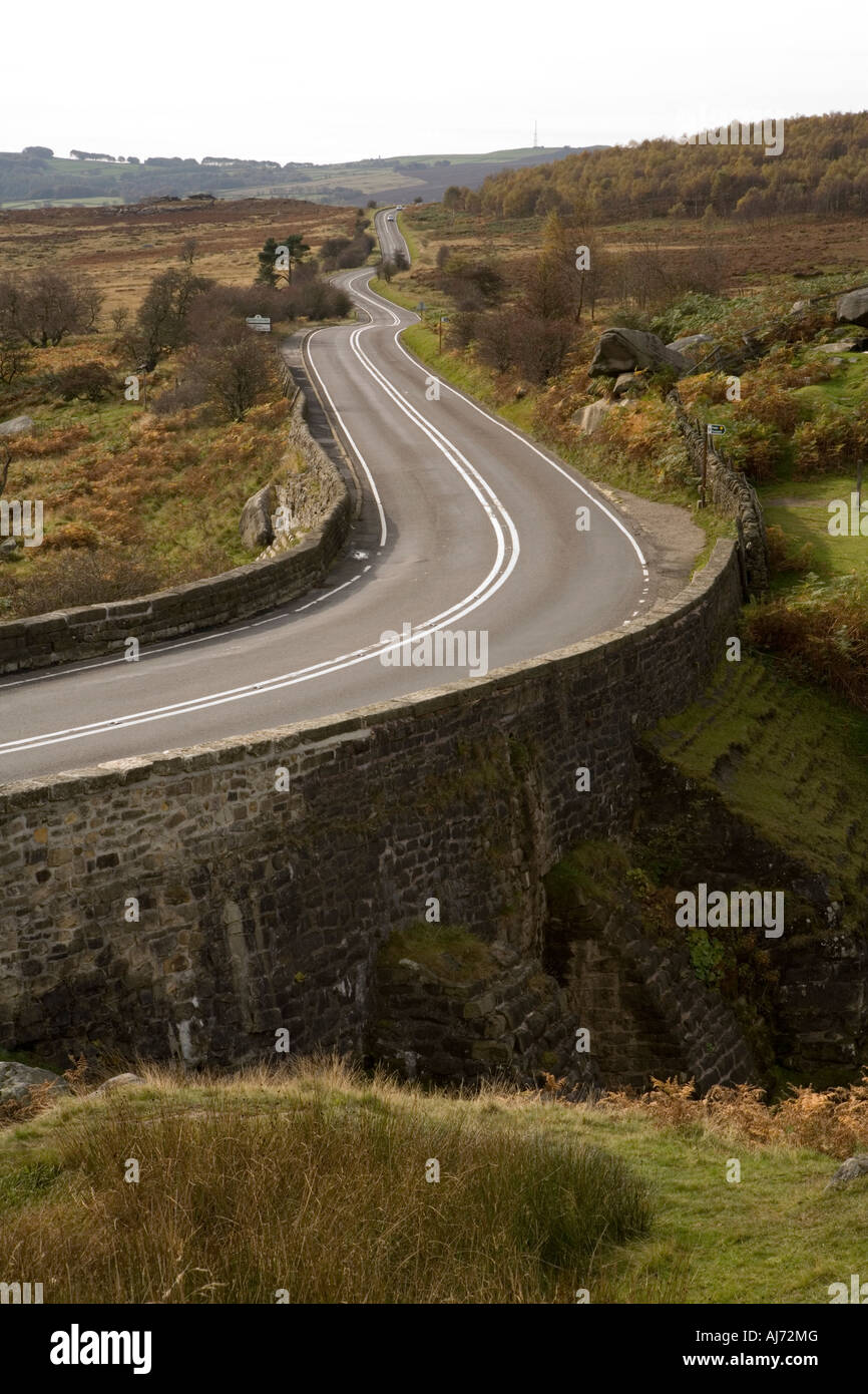 A625 Straße (in der Nähe von Fox House) mit [Kröten Mund Rock] in der Nähe von Hathersage, Derbyshire Stockfoto