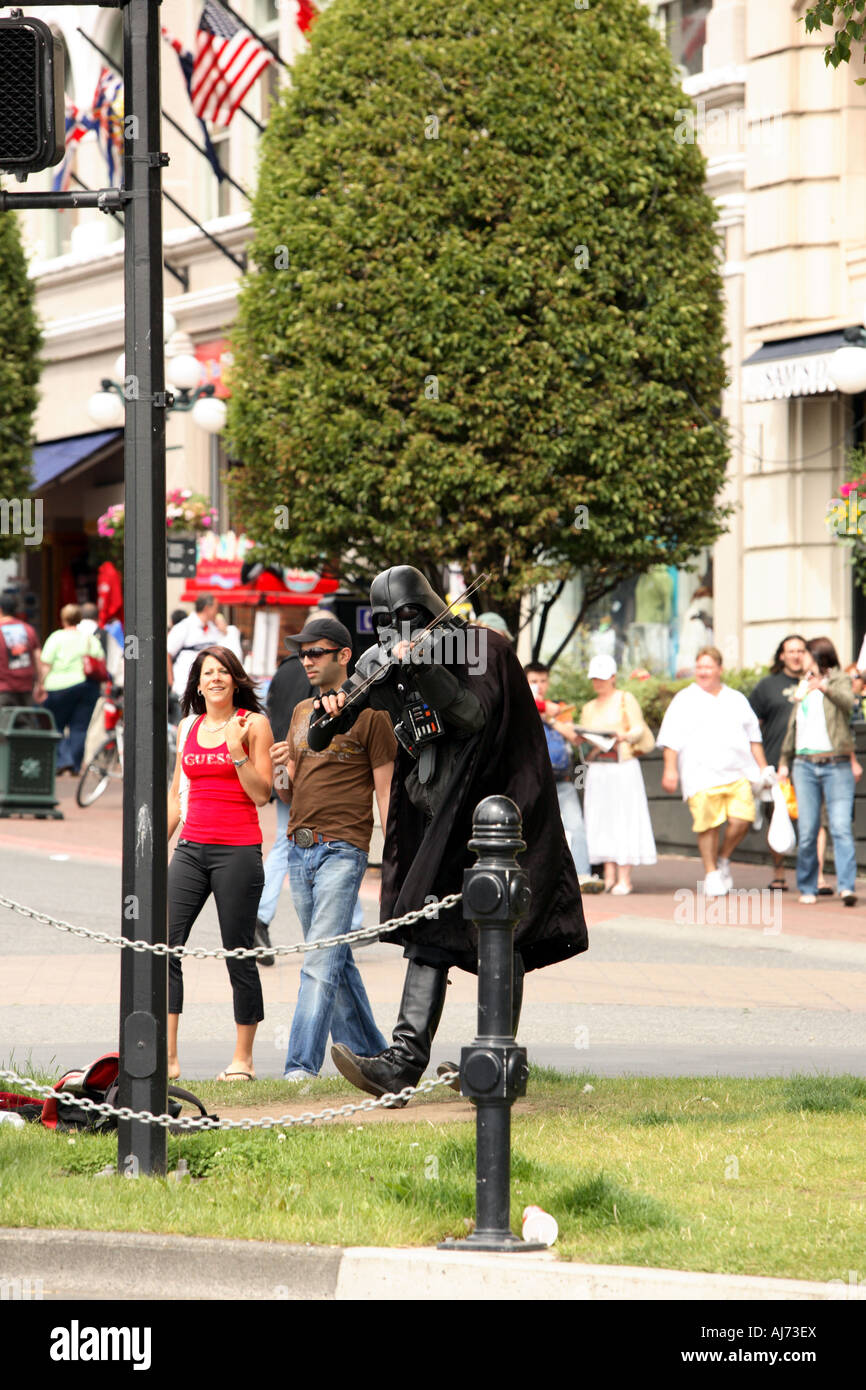 Straßenkünstler in Darth Vader Kostüm spielt Geige in der Innenstadt von Victoria während Canada Day Feier Stockfoto