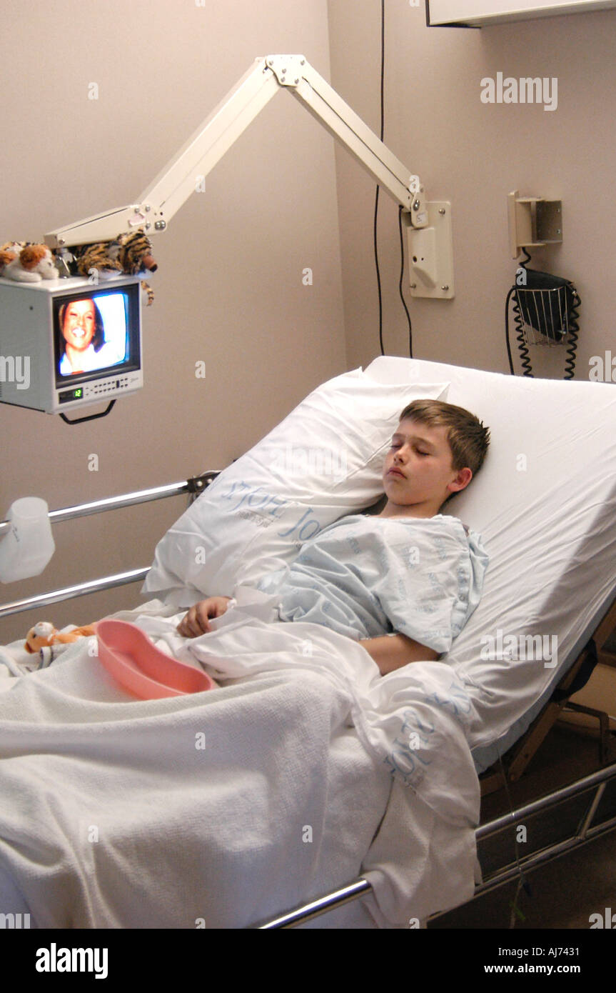 9-jähriger Junge erholt sich im Krankenhaus nach der Operation Stockfoto