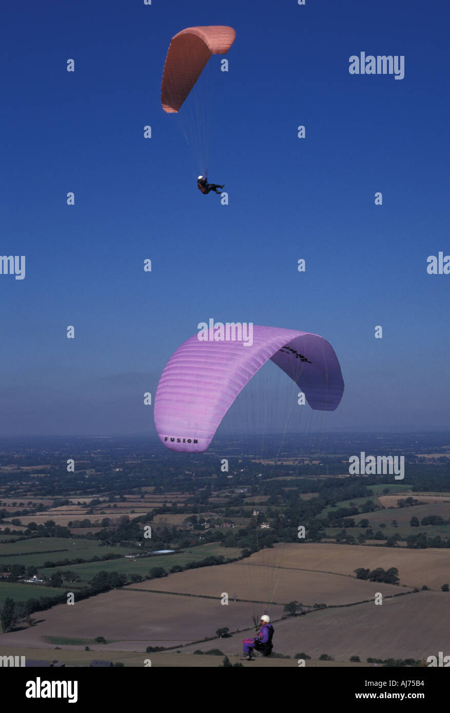 Zwei Gleitschirmflieger über Devils Dyke East Sussex England UK Stockfoto