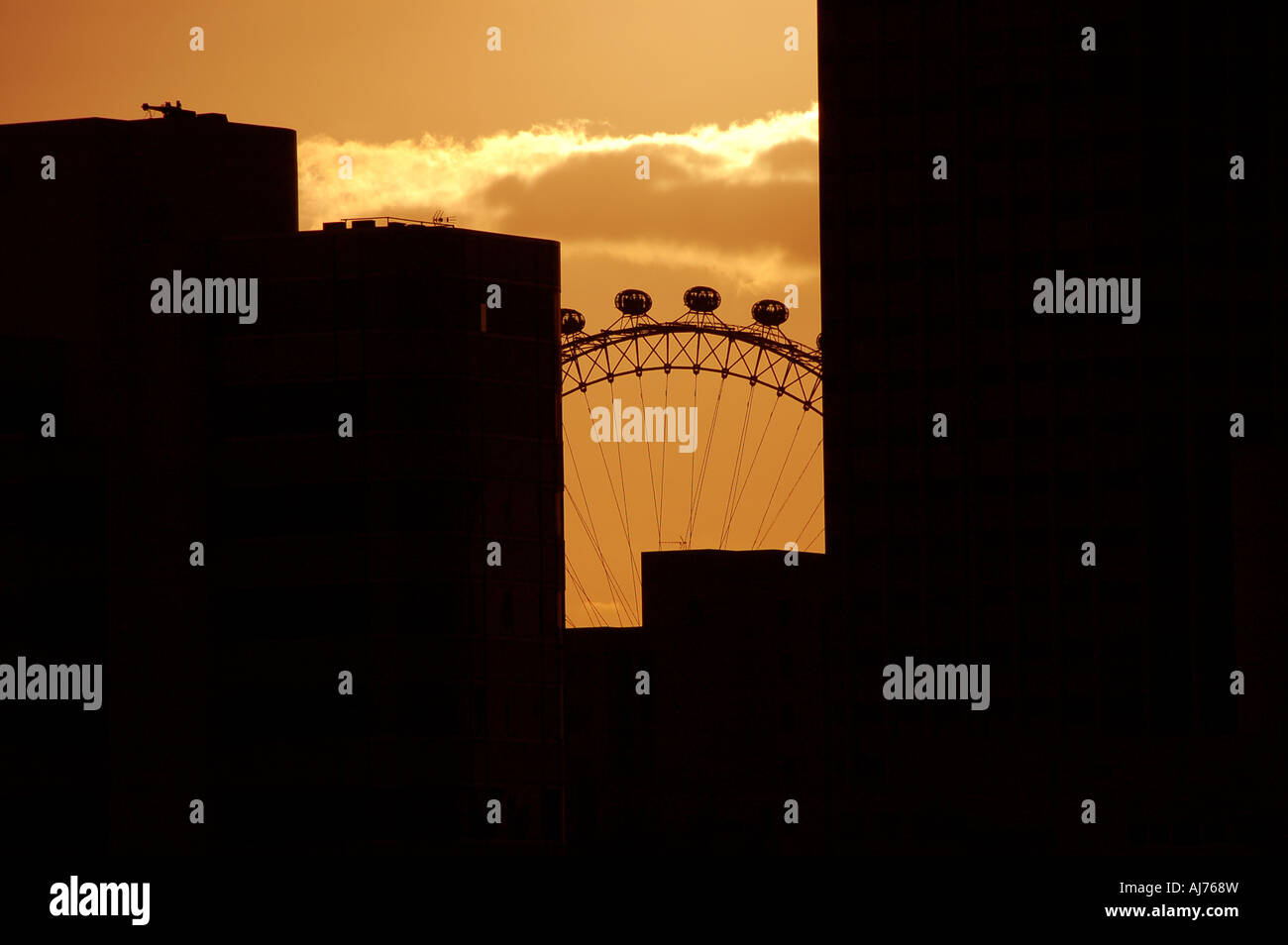 Silhouette des London Eye bei Sonnenuntergang Stockfoto