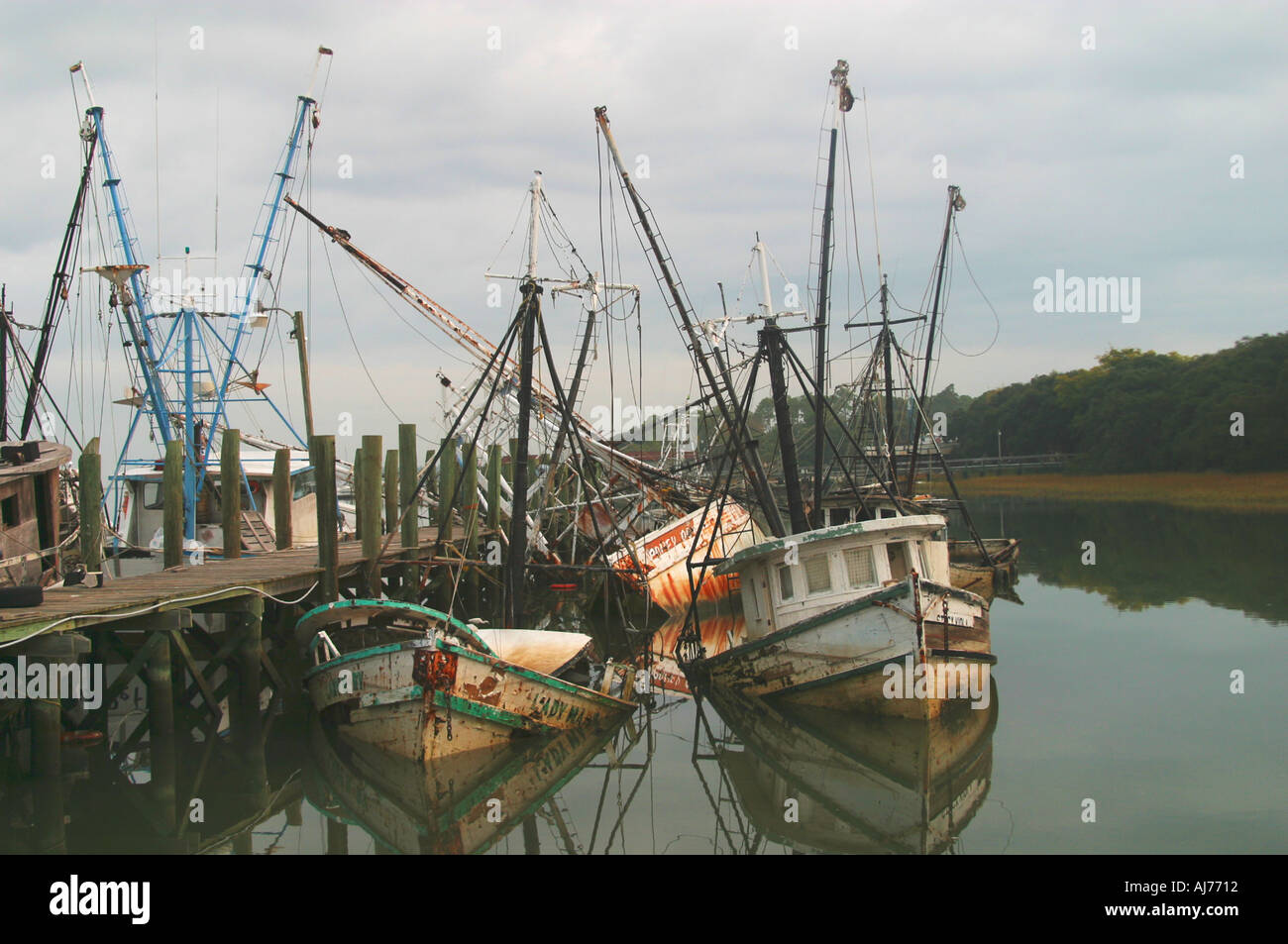 Ein Wust von verlassenen Krabbenkutter liegt in ein nasses Grab wartet auf Bergung aus die Küste von Hilton Head Island South Carol Stockfoto