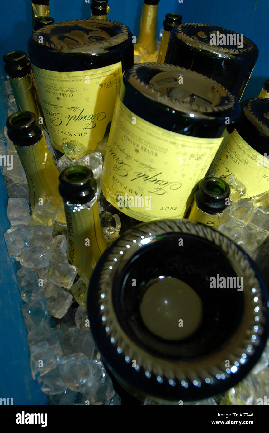 Umgedrehten Flaschen Champagner in Eis verpackt Stockfoto