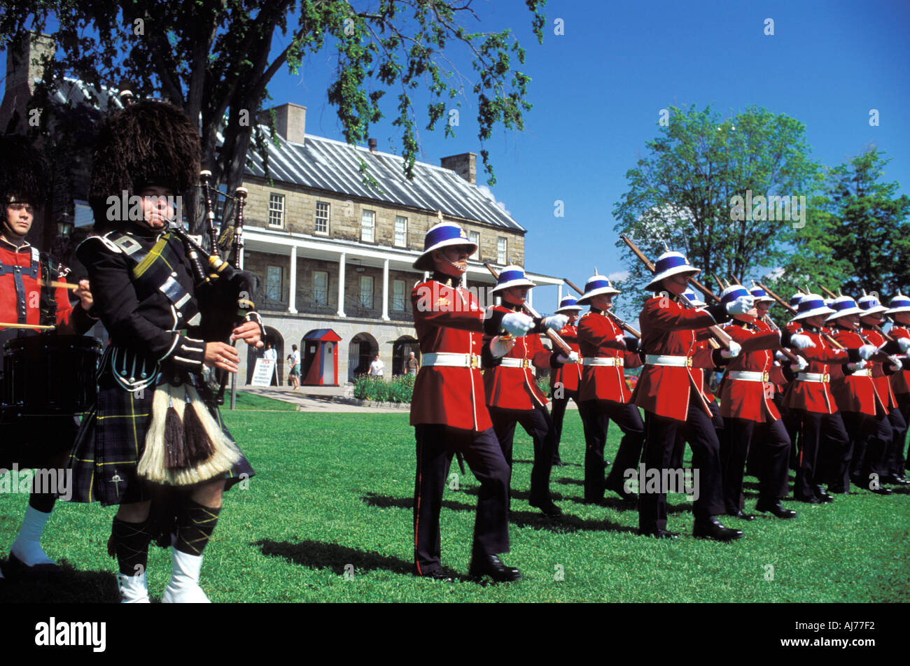 Piper und Menschen verkleidet wie 19. Jahrhundert Soldaten auf der parade Stockfoto