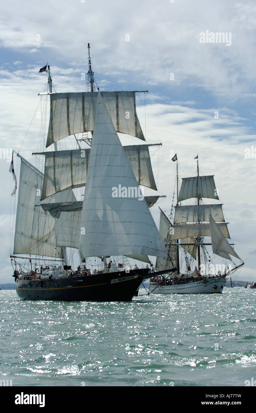 Großsegler Young Endeavour und Soren Larsen in Auckland-Jubiläums-Regatta Waitamata Hafen Auckland Stockfoto