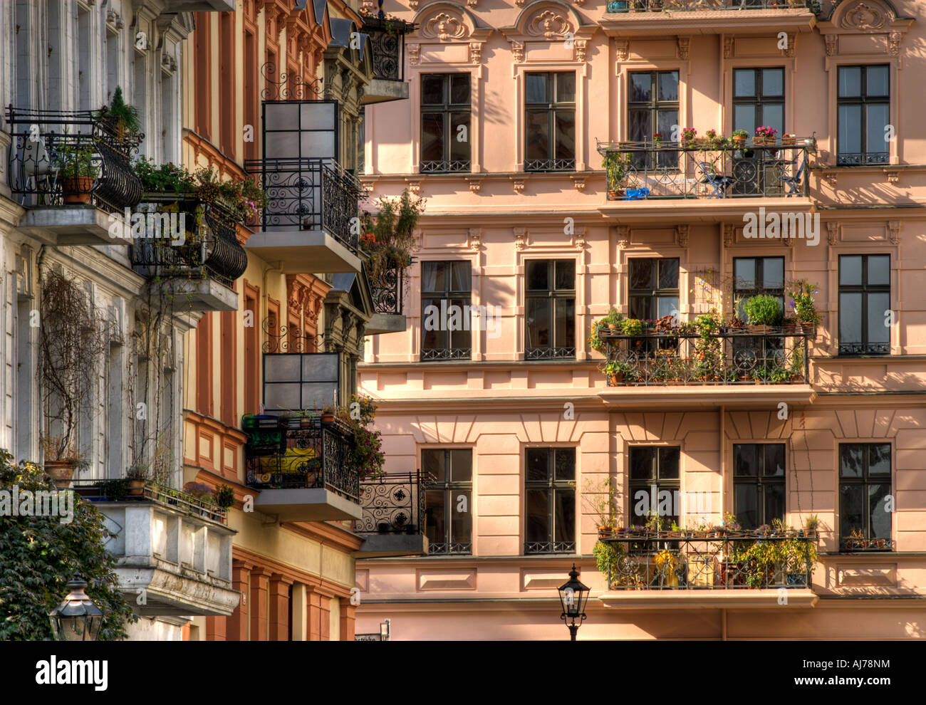 Berlin. Alte Häuser mit Balkonen. Hausfassaden. Chamissoplatz. Bezirk