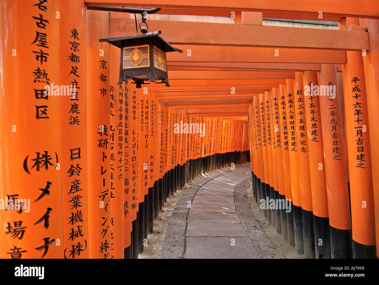 Orange lackiert Torii-Tore im Fushimi Inari-Taisha-Schrein in Kyoto Japan Laterne Stockfoto