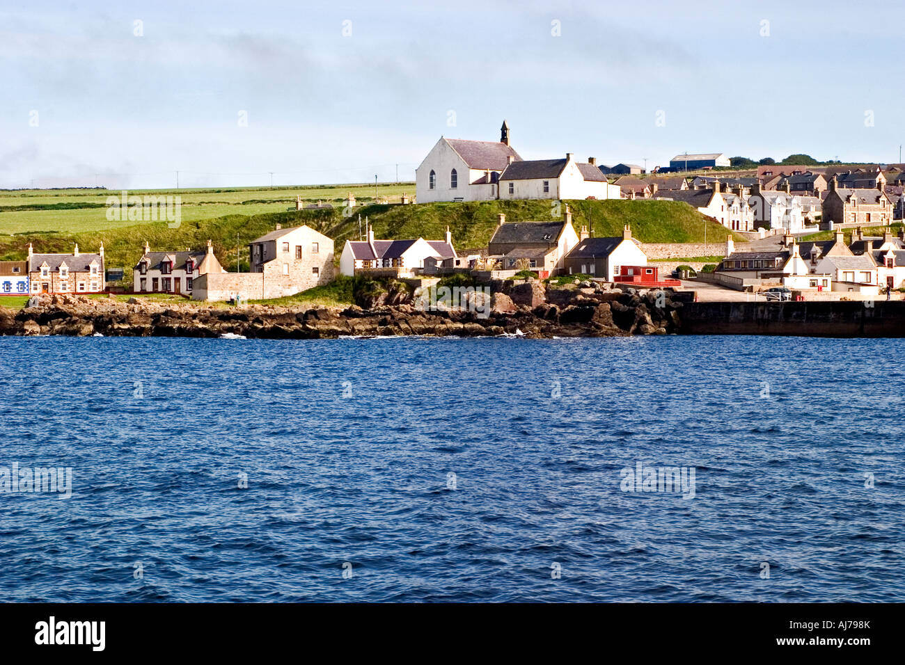Das malerische Dorf von Findochty wie gesehen von einem Boot auf den Moray Firth, Schottland. Stockfoto