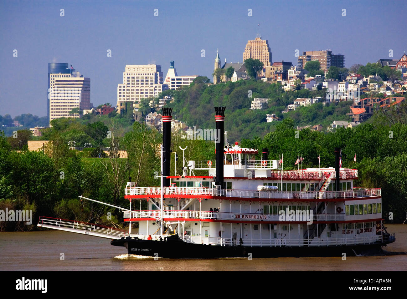 Schaufelrad-Boot am Ohio River mit Cincinnati Skyline im Hintergrund, Cincinnati Ohio. Stockfoto