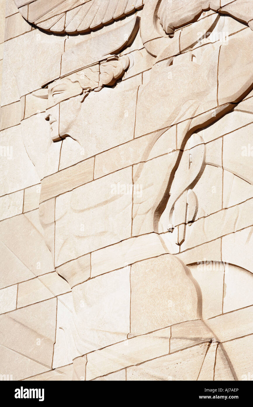 Auf jeder Seite der Eingangstür unten die gewölbte Fassade des historischen Union Terminal ist eine base Erleichterung der Figuren, Cincinnati OH Stockfoto