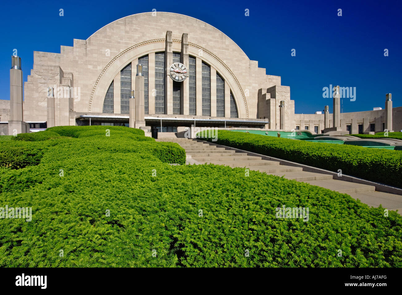 Sträuchern sitzen im Vordergrund des historischen Union Terminal jetzt bekannt als die Cincinnati Museum Center, Ohio Stockfoto