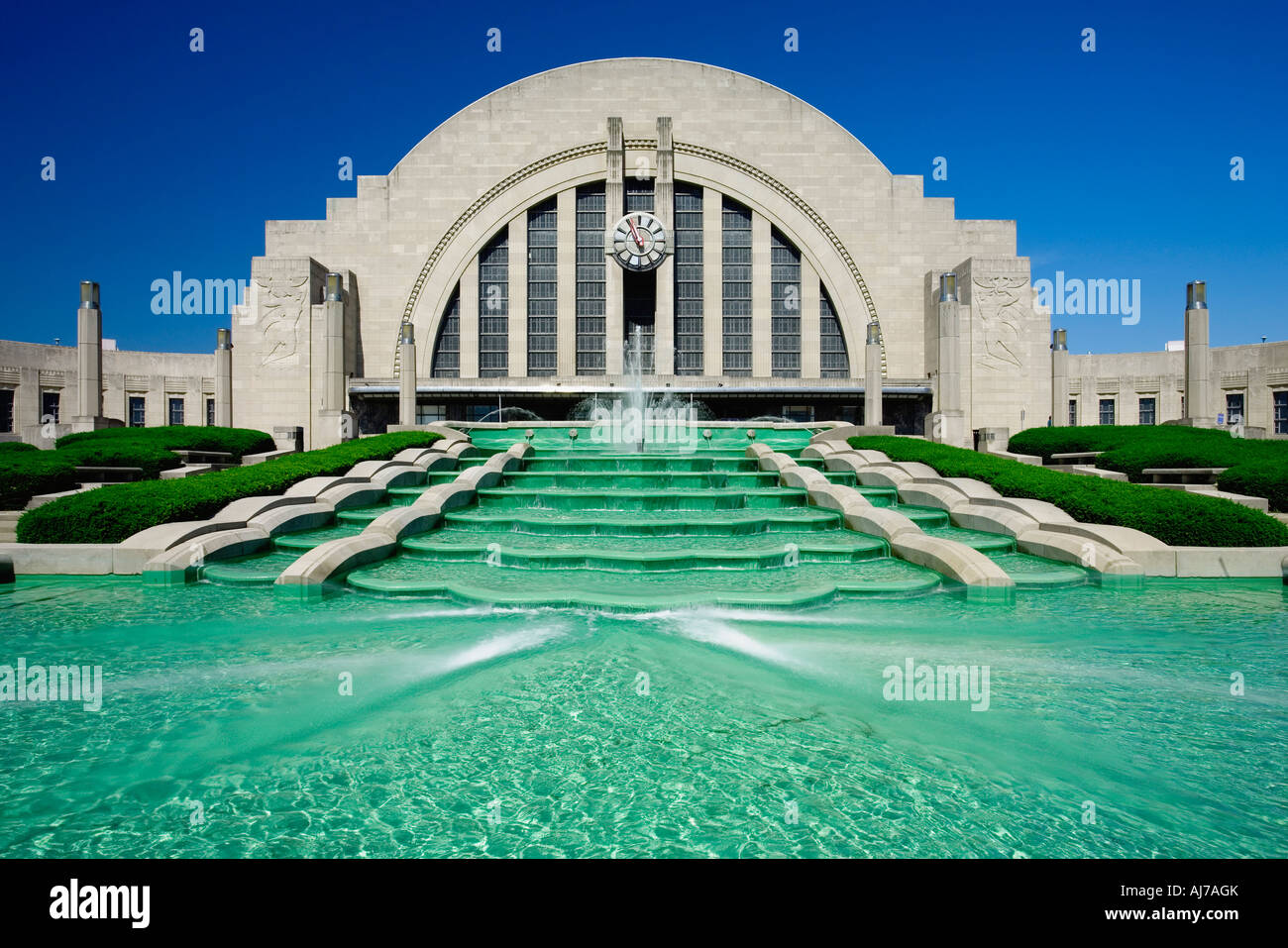 Die beleuchteten Brunnen Casade sitzt im Vordergrund des historischen Union Terminal jetzt bekannt als das Cincinnati Museum Center, Ohi Stockfoto