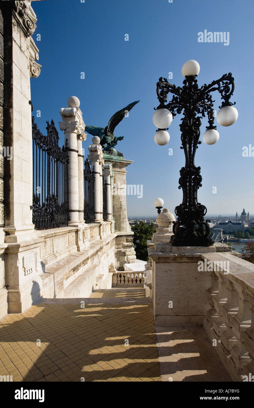 Das ornamentale Gateway 1903 führt die Besucher von der Habsburger-Treppe zum Königspalast. Budapest Ungarn. Stockfoto