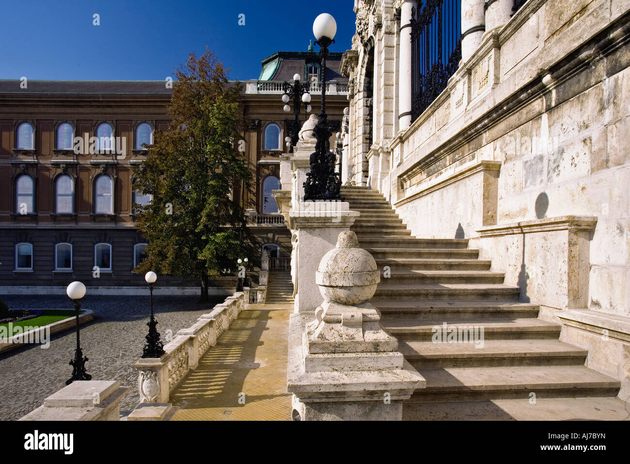 Das ornamentale Gateway 1903 führt die Besucher von der Habsburger-Treppe zum Königspalast Budapest Ungarn Stockfoto