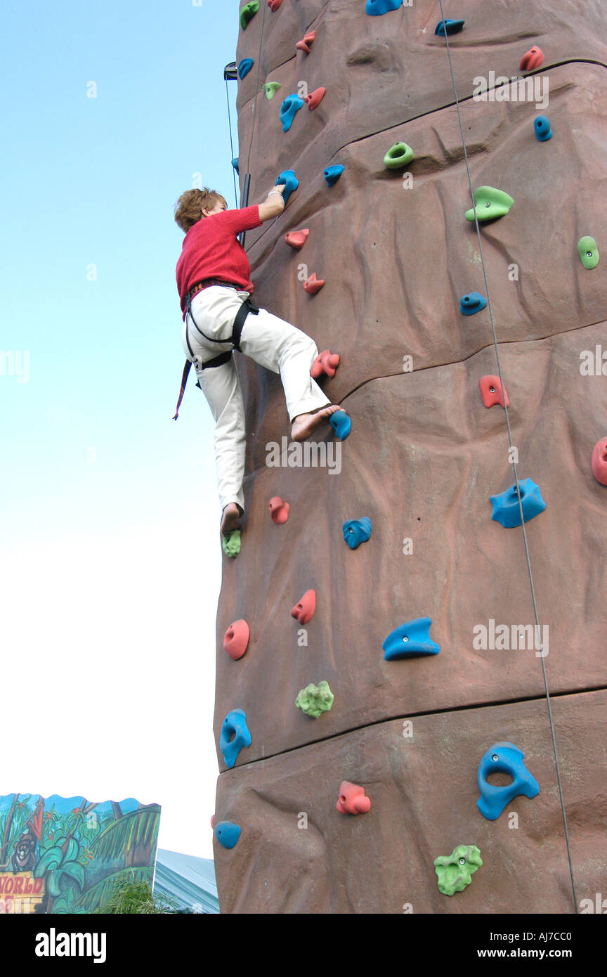 Ältere Weibchen klettert Felswand Stockfoto