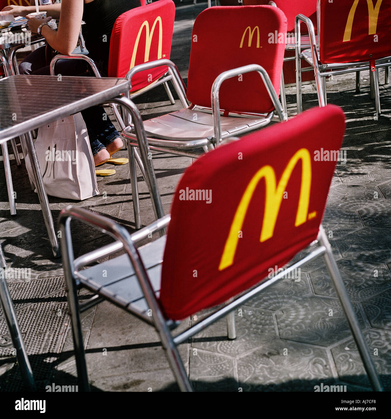 Stühle bei Outdoor-McDonalds Stockfotografie - Alamy