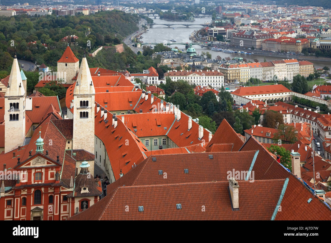 Blick auf St. George s Kloster und Dächer der Prager Burg Hradschin Region, Prag, Tschechische Republik. Stockfoto