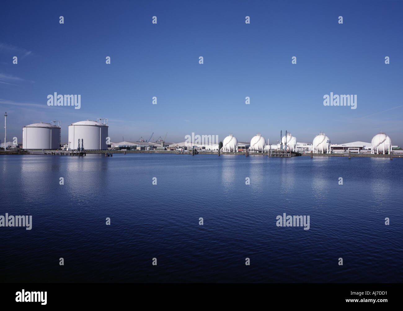 Öltanks und LPG-Kugeln im Hafen von Antwerpen Belgien Stockfoto