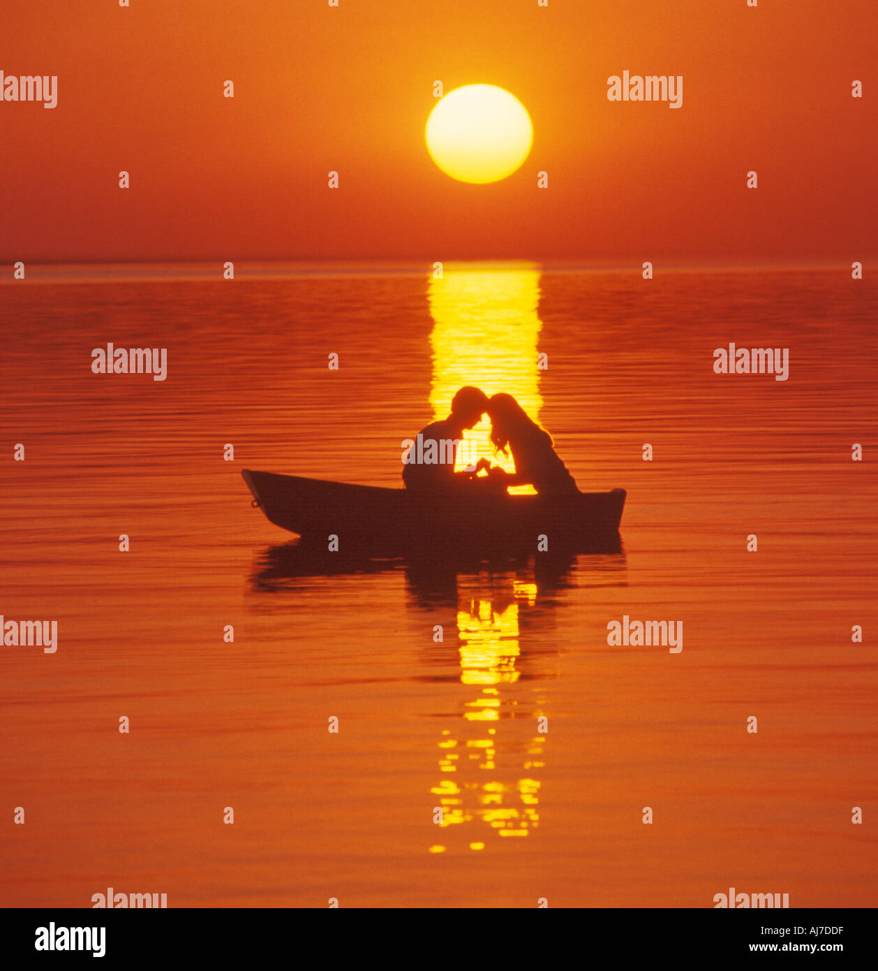 romantisches Paar Ruderboot bei Sonnenuntergang Stockfoto