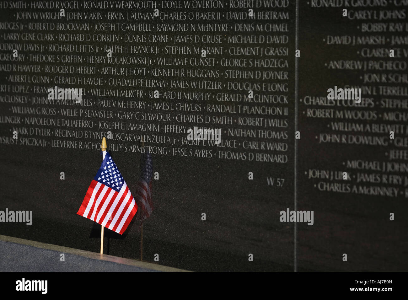 Amerikanische Flagge gegen die Wand des Vietnam Veterans Memorial, Washington DC gestützt. Stockfoto