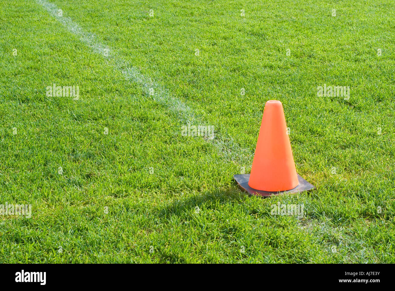 Orangefarbenen Kegel Marker auf Sportplatz Stockfoto