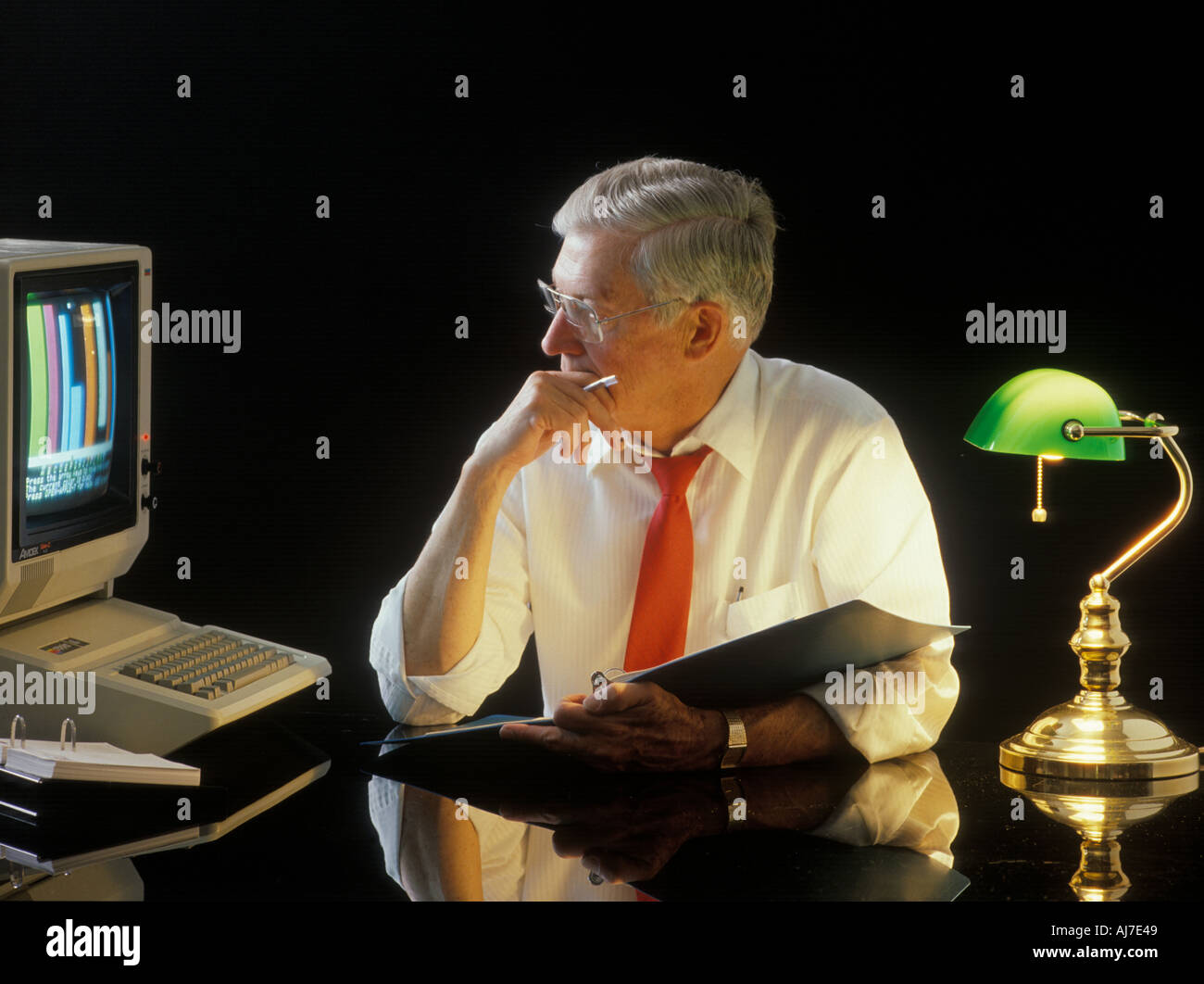 Reife executive Studium Computerinformationen Stockfoto