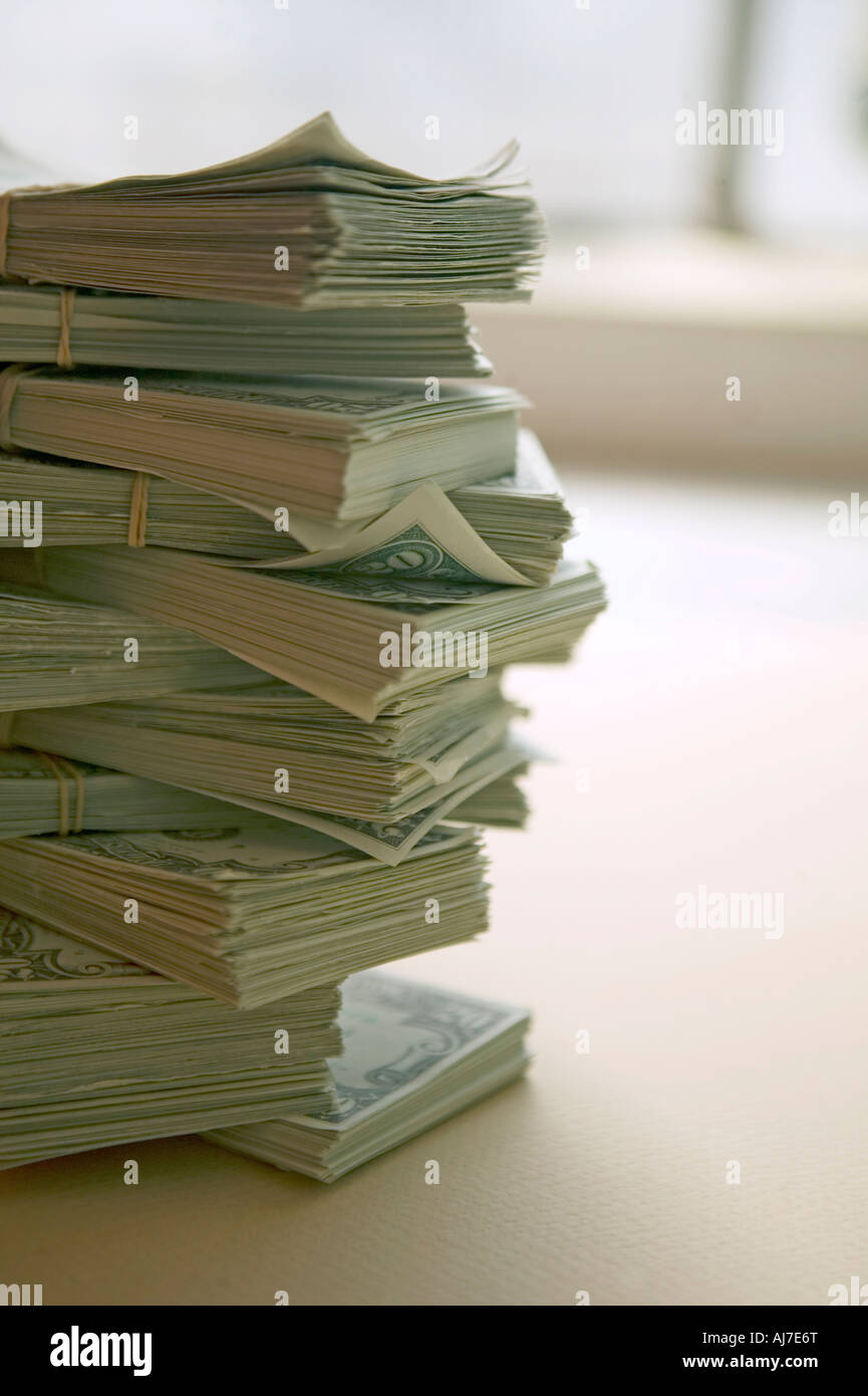 Stapel von Geld mit Fenster im Hintergrund Stockfoto