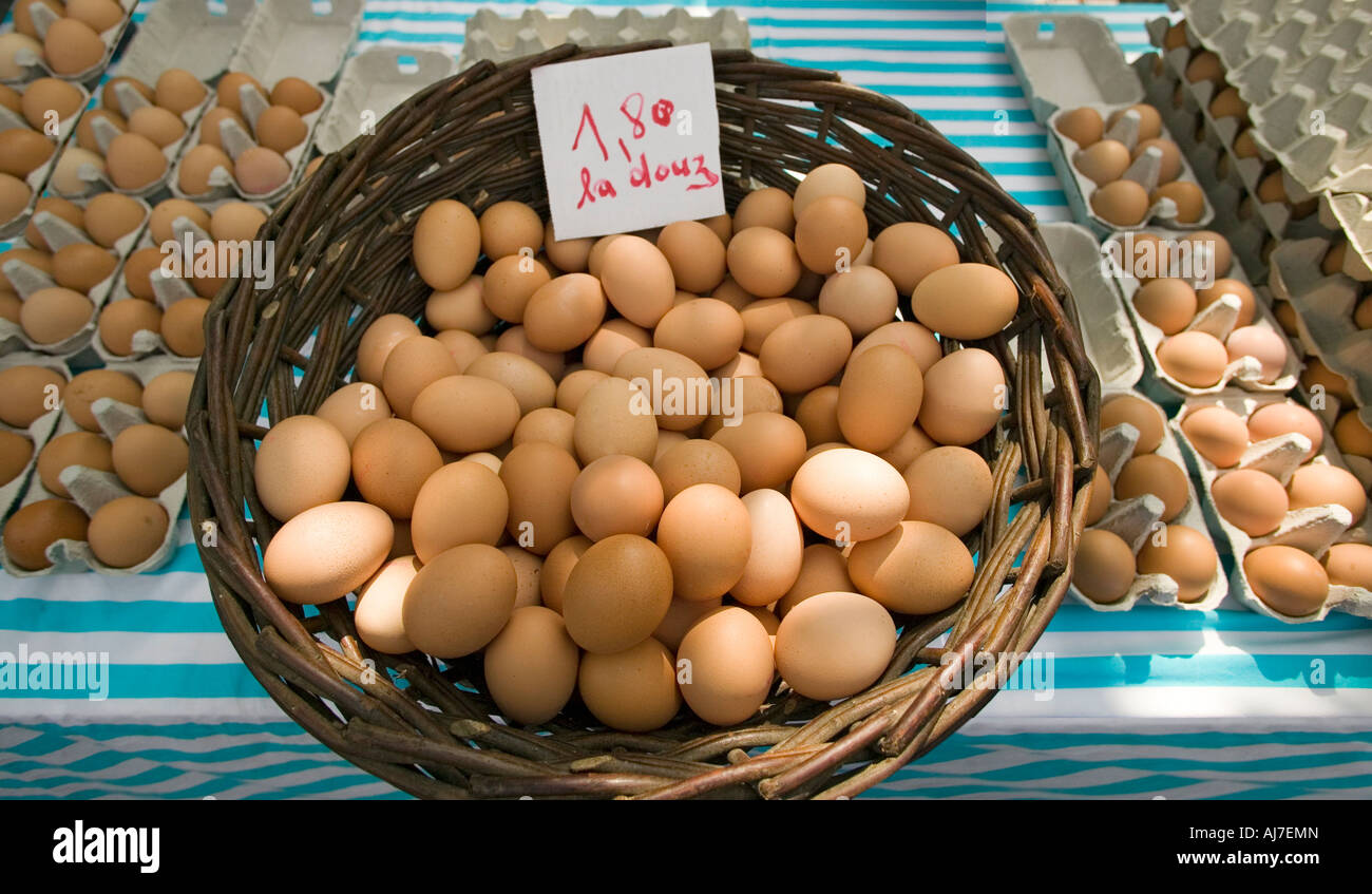 Eiern in Korb am französische Bauernmarkt in Paris Stockfoto