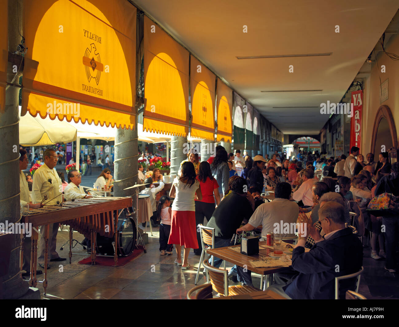 Eine Marimba-Band unterhalten Gäste in einem Arcade-Restaurant in Puebla Zocalo Stockfoto