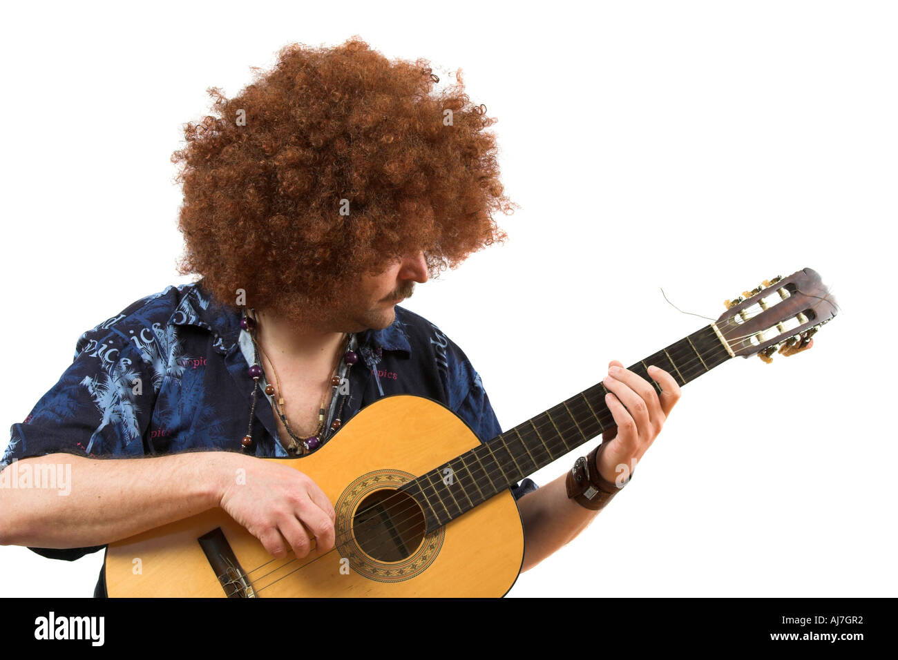 Alten Hippie mit wilden Afro-Haar spielt seine Gitarre Text auf Hemd ist kein Markenname Stockfoto