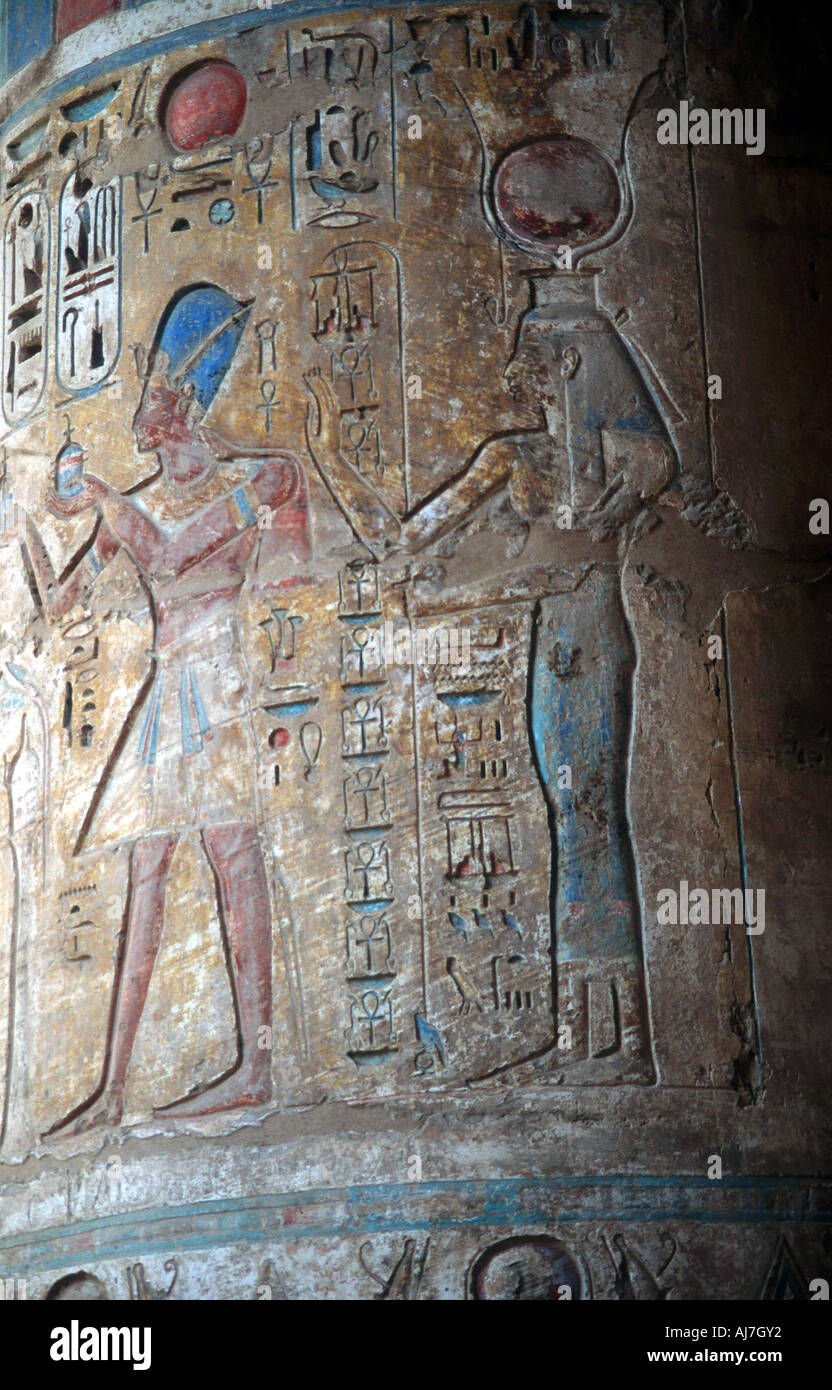 Göttin Isis mit König Thutmosis III., der ägyptischen Antike, 15. Jahrhundert v. Chr.. Artist: Unbekannt Stockfoto