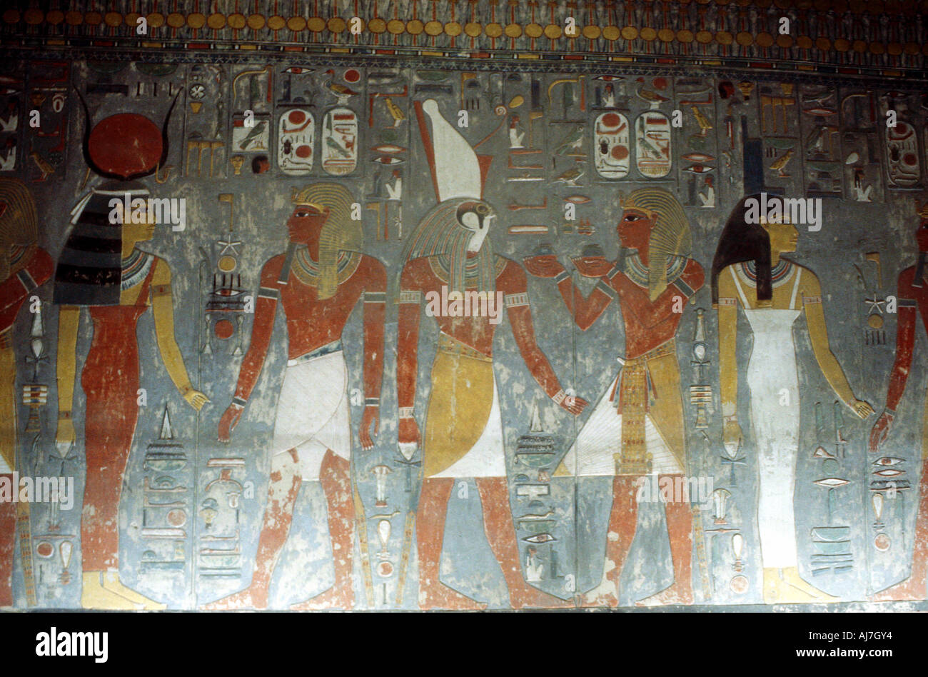 Pharao Haremhab mit der Göttin Isis und der Gott Horus, der ägyptischen Antike, 14. Jahrhundert v. Chr.. Artist: Unbekannt Stockfoto