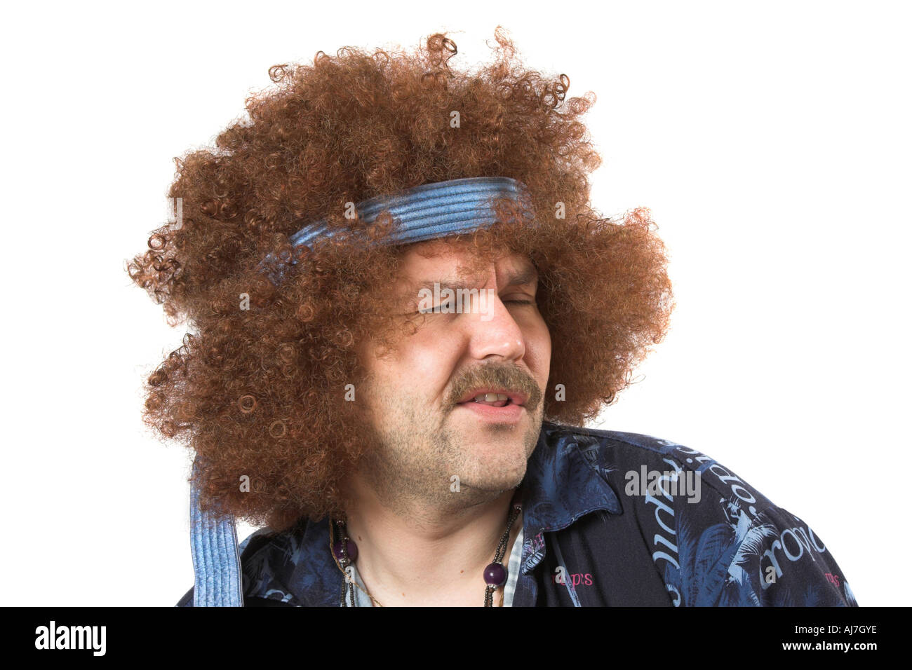 Hippie mit seinem Gesicht in einer Torsion während des Singens Stockfoto