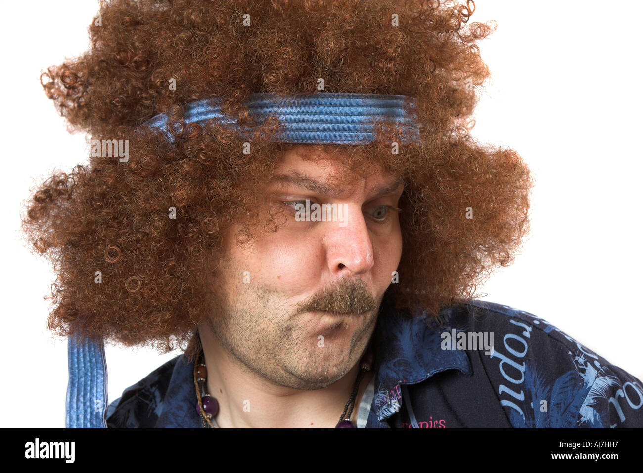 Zieht ein Gesicht, als ob er der Mann-Text auf Hemd ist Hippie ist keine Marke Stockfoto