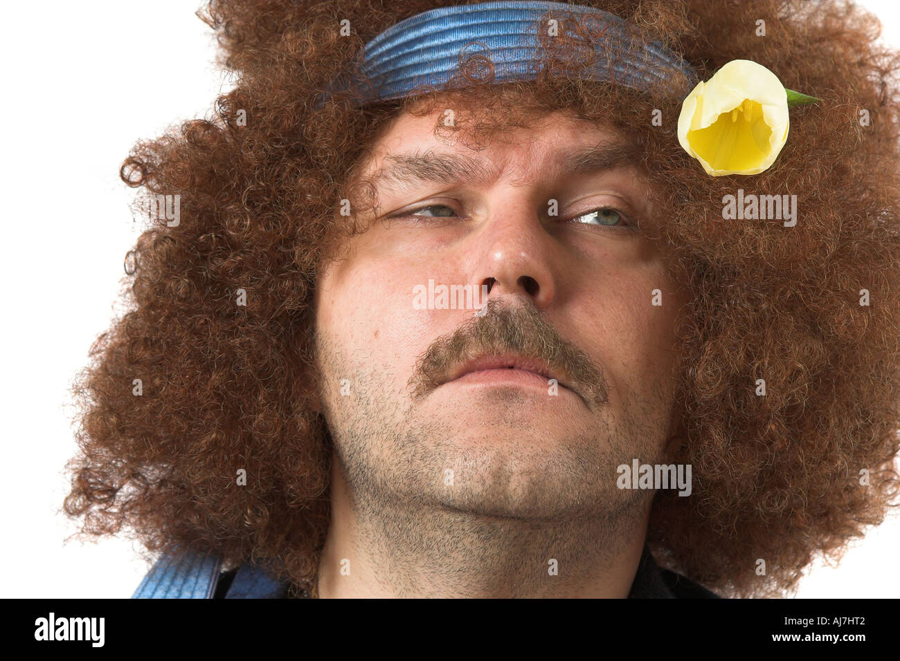 Alten Hippie suchen völlig stoned auf die gelbe Tulpe in seinem Haar Stockfoto