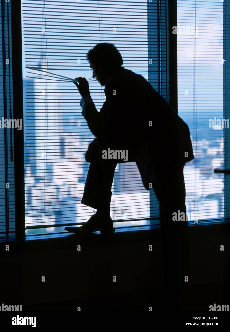 Indoor Mann Junge Bürofenster arbeiten Pause Peek Uhr Form Silhouette Schatten Auslöser Profil Stockfoto