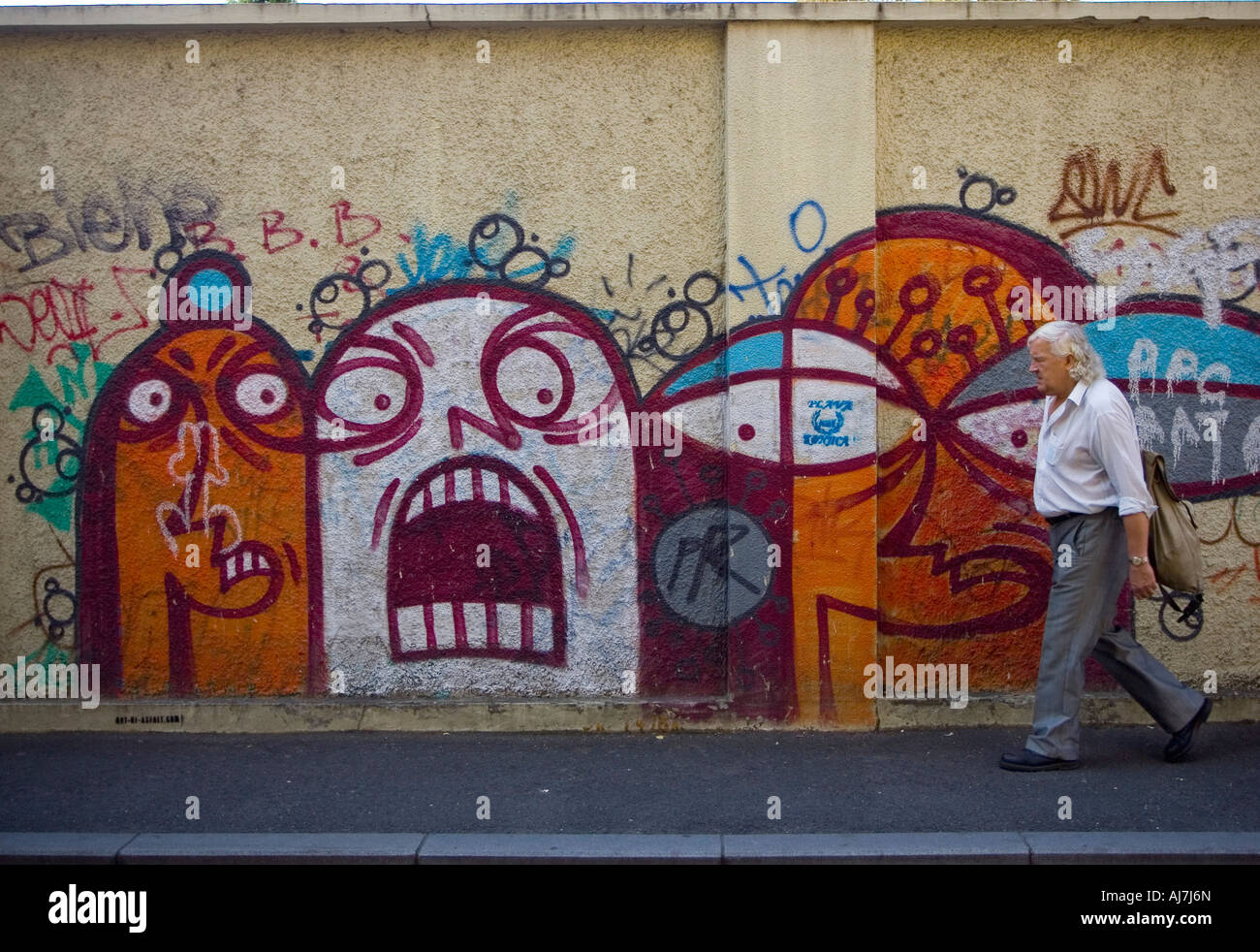 Ein Mann wird von Graffitiwand in der Innenstadt von Zagreb übergeben. Kroatien. Stockfoto