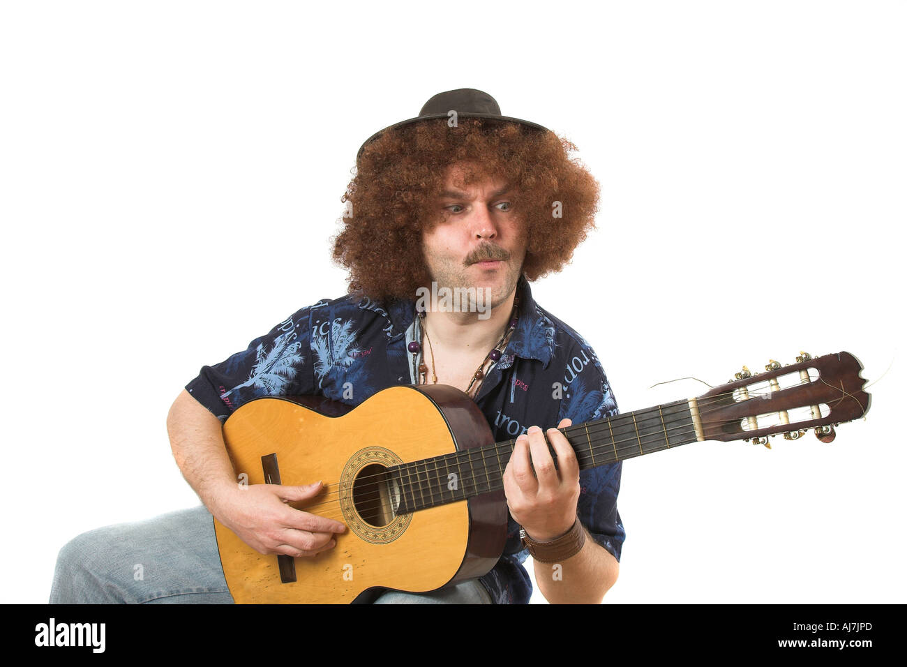 Mann mit Afro-Haar und Gitarre Stockfoto