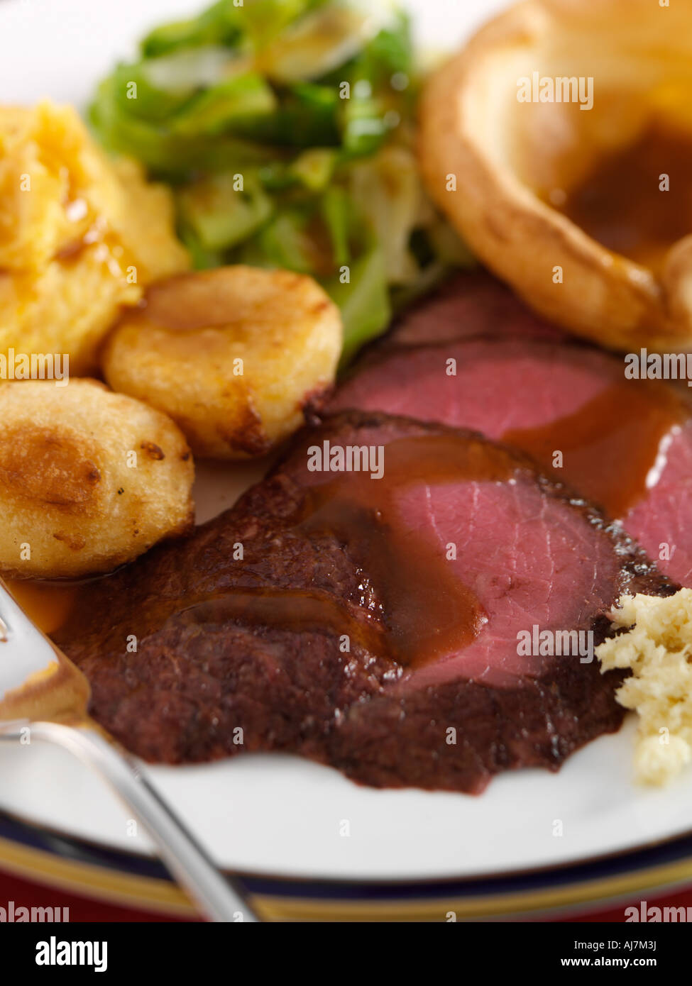 Traditionelle Sonntag Roastbeef und Yorkshire Pudding Essen Stockfoto