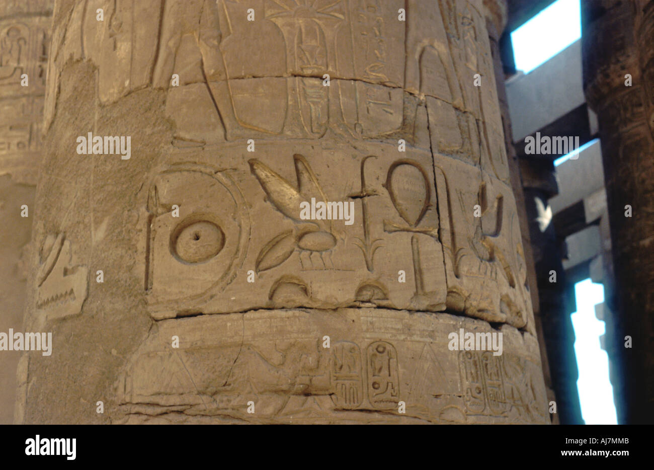 Hieroglyphen geschnitzt auf eine Spalte im Tempel von Karnak, Ägypten, c 14. und 13. Jahrhundert v. Chr.. Artist: Unbekannt Stockfoto