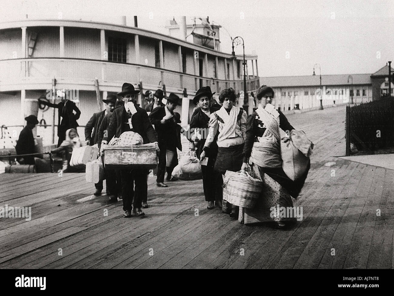 Die Einwanderer in die USA Landung auf Ellis Island, New York, c1900. Artist: Unbekannt Stockfoto