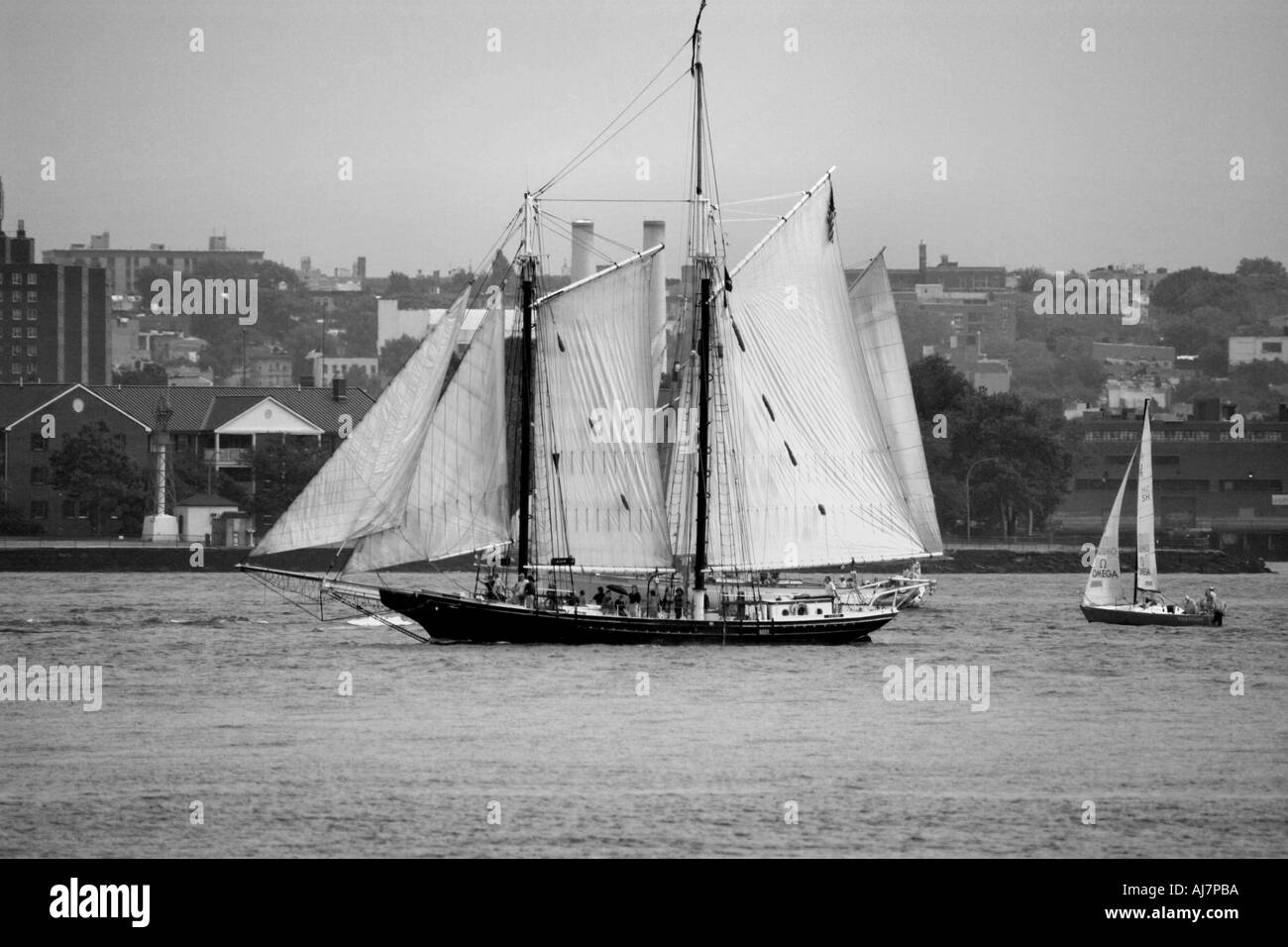 Grosse Segel Schiff Kopfe In New York City Schwarz Weiss Stockfotografie Alamy