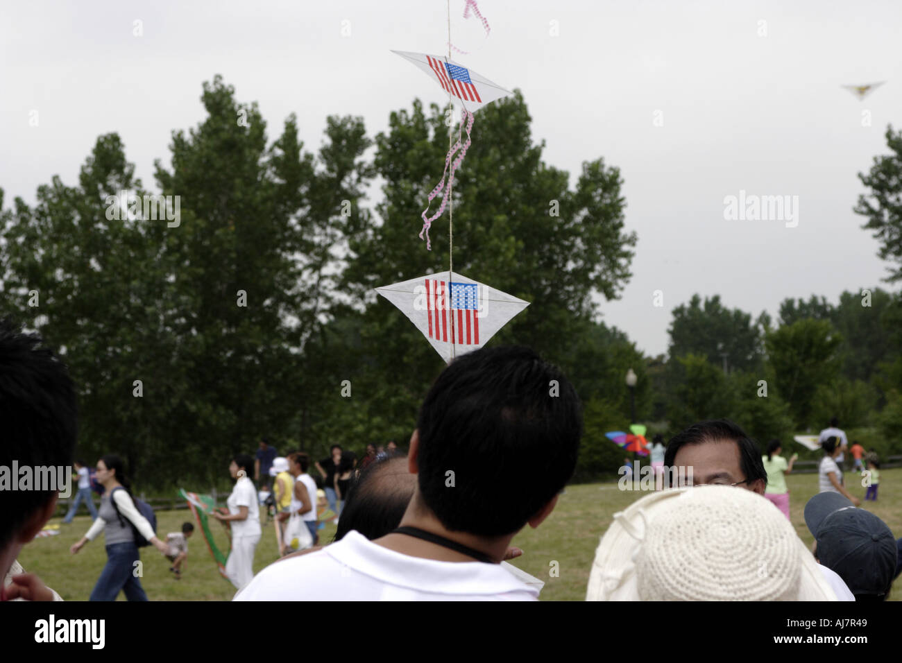 Amerikanische Flagge Drachen ragen in den Himmel an einem bewölkten Tag beim asiatischen Kite Festival im Liberty State Park, New Jersey Stockfoto