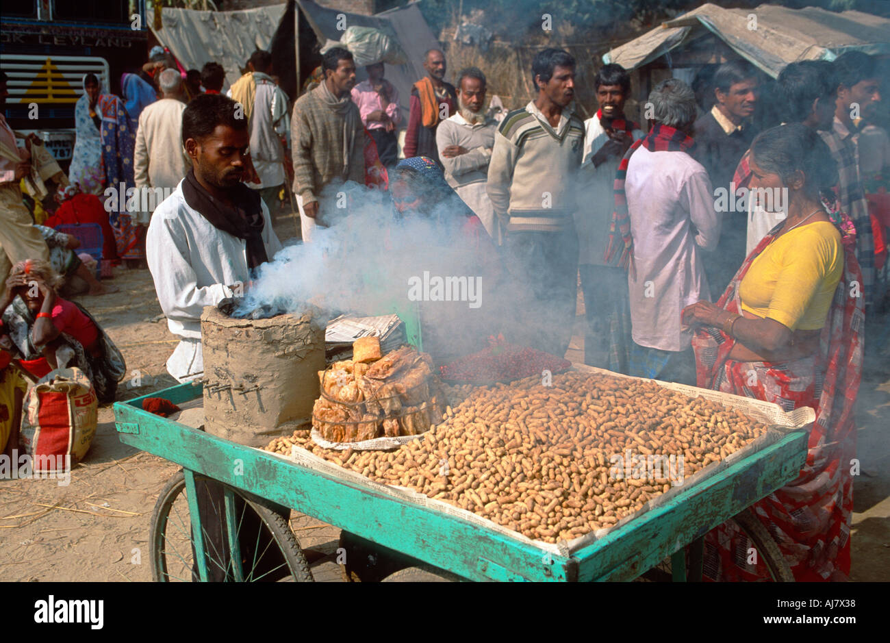Warenkorb Verkauf geröstete Erdnüsse, Sonepur Mela nahe Patna, Bihar, Indien Stockfoto